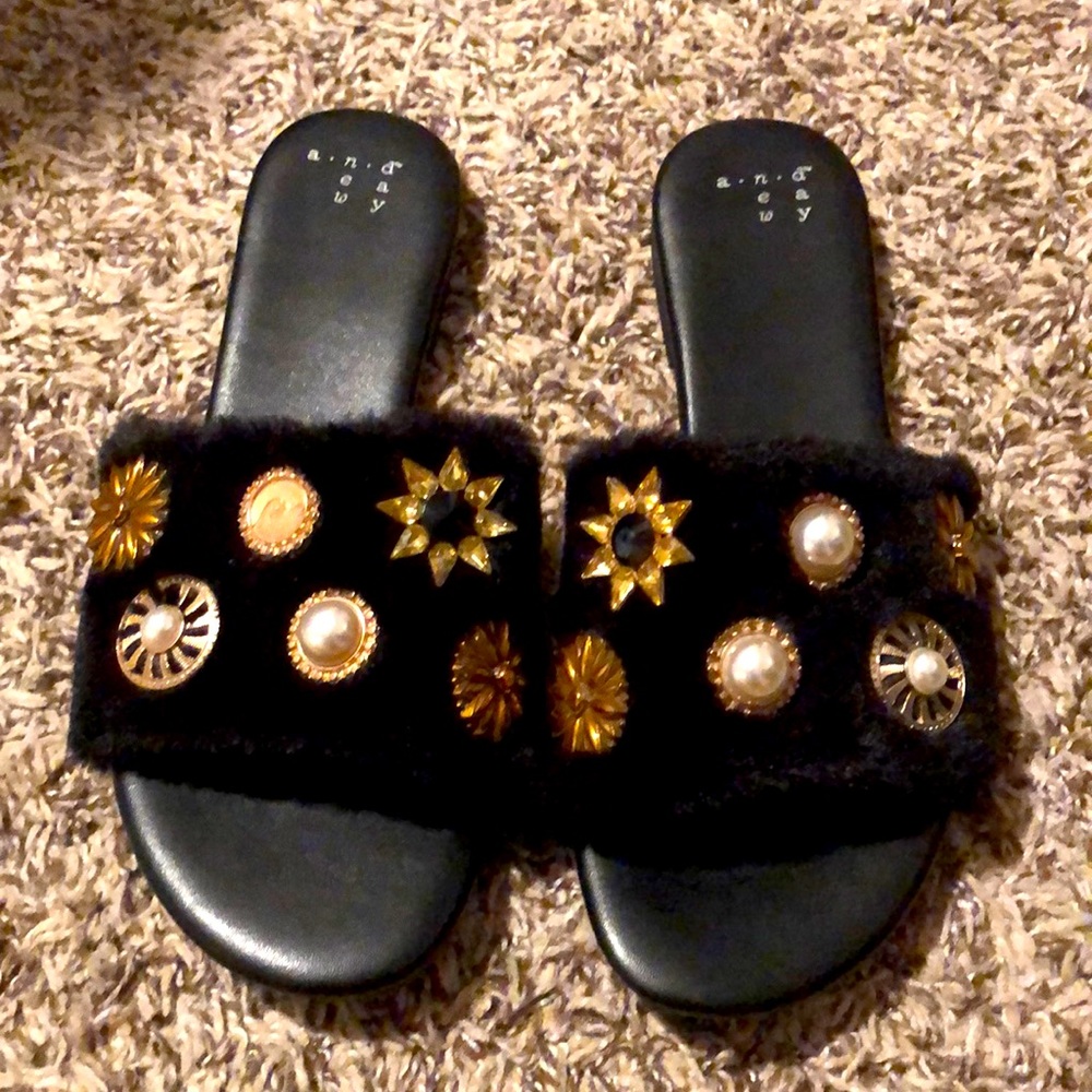a•new•day blk/gold fluffy slides